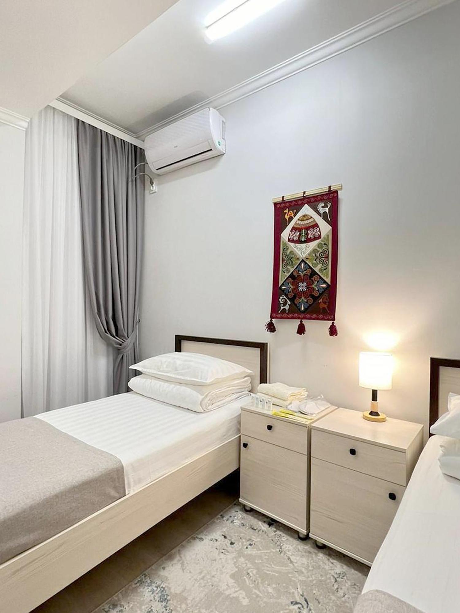 Compass Hostel Bichkek Extérieur photo